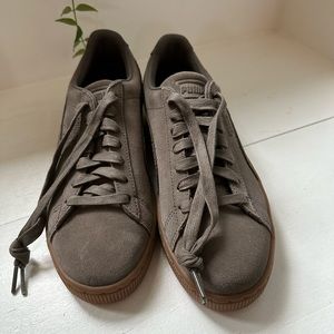 NWOT Gray Puma Suede Classic sneaker. Unisex: men’s 7 / women’s 9. Hard to find!